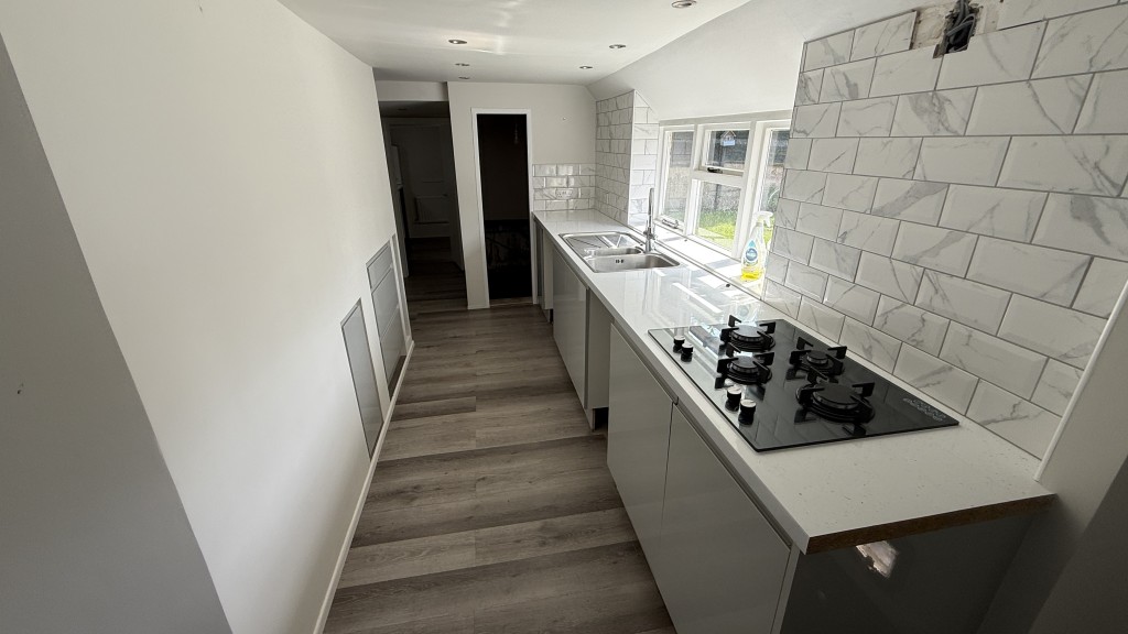 Lot: 130 - SUBSTANTIAL PERIOD PROPERTY WITH MULTIPLE BUILDINGS REQUIRING REFURBISHMENT - Internal image of main house kitchen